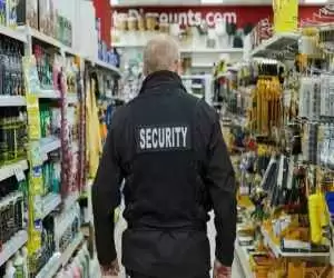 لحظه گلاویز شدن سارق با نگهبان یک فروشگاه در انگیس  -  ویدئو