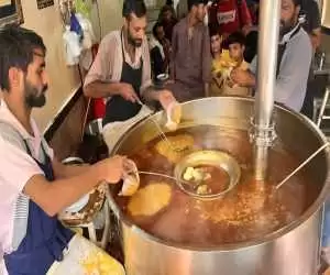 (فیلم) غذای خیابانی در پاکستان؛ پخت و سرو 500 کیلو آب نخود با مرغ و تخم مرغ