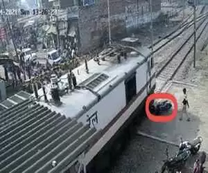 ویدیو  -  لحظه دلهره آور زمین خوردن مرد موتورسوار روی ریل های قطار