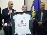 (عکس) اهدای پیراهن تیم ملی فوتسال به سردار سلیمانی