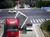 ویدیو  -  سقوط ناگوار کانتینر روی سقف یک خودرو