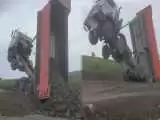 ویدیو  -  لحظه در هوا ماندن کامیون حین تخلیه بار!