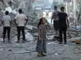 (فیلم) دختر فلسطینی درحال جمع کردن غذای ریخته روی زمین