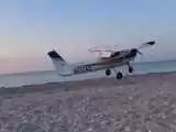 ویدیو  -  لحظه پراسترس فرود اضطراری خلبان 60 ساله در ساحل پس از گزارش خرابی موتور