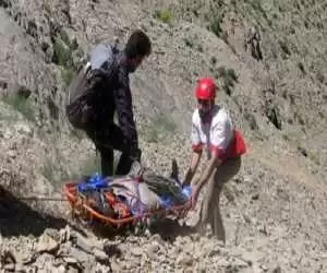 ویدیو  -  لحظه ناگوار سقوط یک زن طبیعت گرد به داخل دره در لوه گلستان