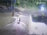 (فیلم) عبور موتورسوار خوش شانس از میان رودخانه