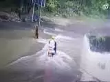 ویدیو  -  عبور موتورسوار خوش شانس از میان رودخانه