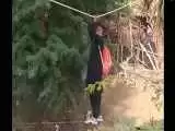 عبور خطرناک دانش آموزان چابهار از رودخانه خروشان با طناب  -  ویدئو
