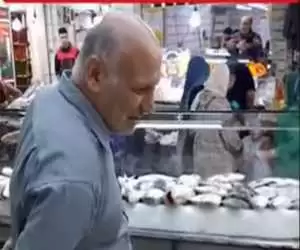ویدیو  -  تسلط شگفت انگیز ماهی فروش اهوازی به زبان انگلیسی حین صحبت با دو دختربچه