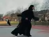 ویدیو  -  حضور 3 زن مسلمان با شال و مانتو در تبلیغ یک گوشی همراه وسط زمین بسکتبال در دل آمریکا