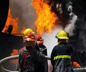 ویدیو  -  نخستین تصاویر در آتش سوزی در کارخانه مدیران خودرو در بم