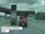 ویدیو  -  لحظه برخورد شدید یک کامیون با پل هوایی