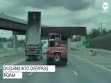 (فیلم) برخورد شدید یک کامیون با پل هوایی