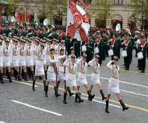 ویدیو  -  اتفاق جالب در رژه روسیه؛ لنگ کفش یک سرباز زن جا ماند!