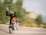 ویدیو  -  حرکات جنون آمیز یک موتور سوار وسط خیابان های مشهد!