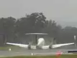 (فیلم) مهارت خلبان در فرود هواپیمایی که دچار نقص فنی شد