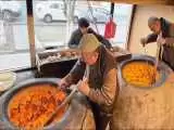 (فیلم) غذای خیابانی در ازبکستان؛ پخت گوشت در دل نان