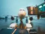 ویدیو  -  لحظه فرود آمدن دیدنی هواپیما در روز بارانی