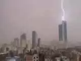 لحظه خارق العاده برخورد صاعقه به یک برج در مشهد  -  ویدئو