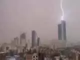 (فیلم) لحظه برخورد صاعقه به برج آرمیتاژ مشهد