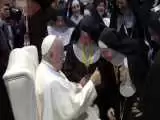(فیلم) راهبه ها دور پاپ حلقه زدند و دستش را بوسیدند