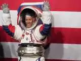 (فیلم) ناسا از لباس فضانوردان برای سفر به ماه رونمایی کرد