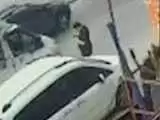 ویدیو  -  لحظه برخورد ناگوار در باز یک کامیون به صورت یک عابر پیاده در کنار خیابان!