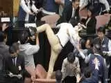 لایحه قاپی در مجلس تایوان ! + ویدئو  -  سرعت دویدن این نماینده را ببینید