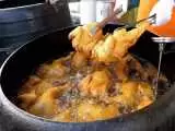 (فیلم) غذای خیابانی معروف در کره؛ پخت صدها مرغ سوخاری در سئول
