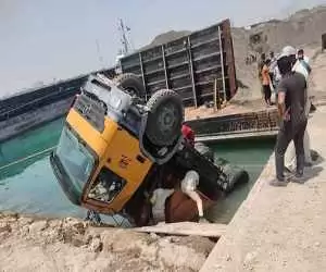 ویدیو  -  تصاویر تازه از سقوط کامیون به دریا در اسکله کشتی سازی کوهین استان هرمزگان