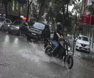 ویدیو  -  آبگرفتگی معابر و کندی تردد در پی بارش باران در ترکیه