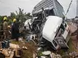 مرگ 14 مسافر اتوبوس  -  کامیون چند خودرو را در شیب تند درهم کوبید