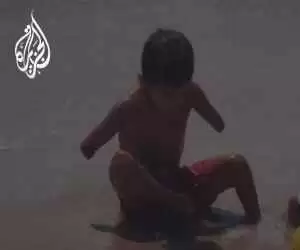 ویدئویی ناگوار از کودک بی دست فلسطینی در ساحل غزه