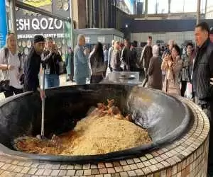 (فیلم) غذای خیابانی در ازبکستان؛ پخت 130 کیلو پلو ازبکی با گوشت