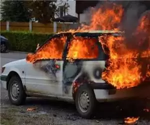 شوهر بی رحم همسرش را درون خودرو به آتش کشید  -  پای زن دیگری در بین بود