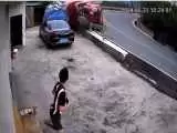 (فیلم) چپ کردن یک کامیون هنگام رسیدن به پیچ جاده