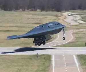 ویدیو  -  لحظه فرود غول پنهان؛ b-2 spirit در پایگاه هوایی نلیس