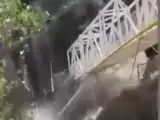 ویدیو  -  لحظه تخریب پل بخش لاریجان آمل براثر سیل