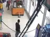 ویدیو  -  اشتباه فاحش یک مرد؛ لحظه سقوط کارمند فروشگاه از روی نردبان