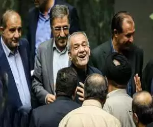 قابی جالب از لحظه خوشحالی پزشکیان و قدردانی از نمایندگان مجلس  -  عکس