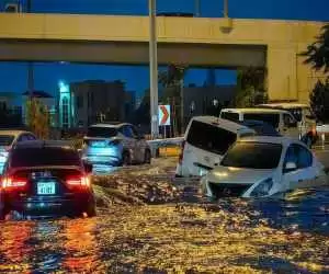 (فیلم) گیر افتادن خودرو ها در سیل شهر مدینه