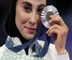 تصویر  -  مردم ناهید کیانی را انتخاب کردند  -  ژست خاص ناهید کیانی برای جایزه ویژه 1403