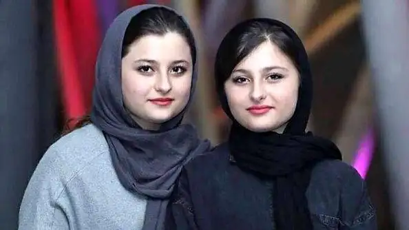فیلم رونمایی سارا و نیکا فرقانی از پت خونگیشون - اینم یه فیدوی تربیت شده و مودب خدمت شما !