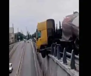 نجات معجزه آسای تریلی روی دیواره پل - ویدئو