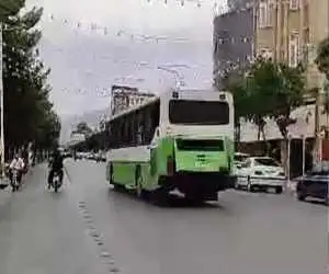 ویدیو - سرقت اتوبوس توسط یک نوجوان در کرمان و له کردن خودروهای مردم!