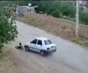 ویدیو - حادثه ای جالب در کاشان؛ تصادف کودک پشت فرمان پراید با یک کودک دیگر!