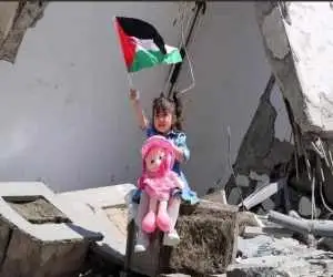 شیرین زبانی دختر فلسطینی روی ویرانه های غزه - ببینید