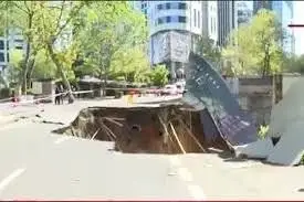 فرو ریختن جاده و ایجاد حفره ناگوار ! + ویدئو