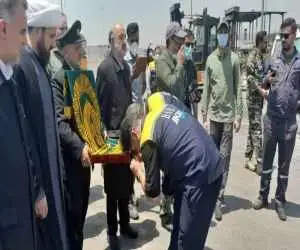 پرچم متبرکه حرم امام رضا(ع) و حضور خادمان زیر سایه خورشید در محل انفجار اسکله بندر شهید رجایی
