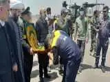 پرچم متبرکه حرم امام رضا(ع) و حضور خادمان زیر سایه خورشید در محل انفجار اسکله بندر شهید رجایی